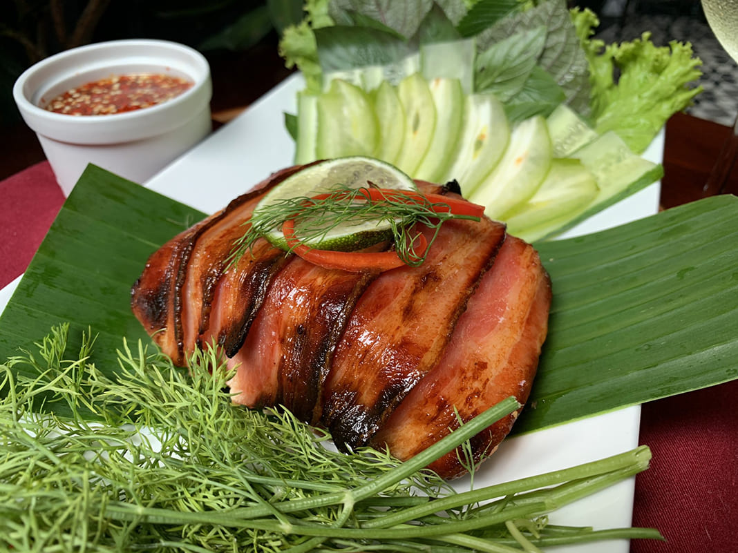 Cá hồi cuộn bacon nướng